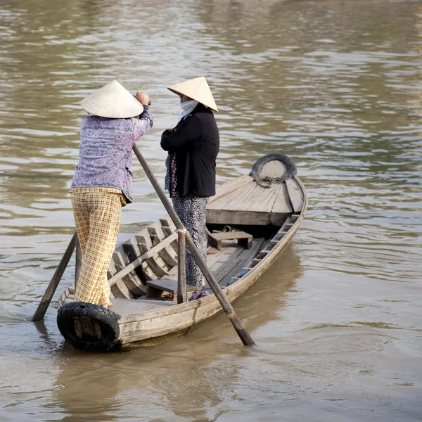 在湄公河三角洲，越南小渡轮 — 图库照片