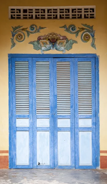 Puerta azul del templo en Bac Chu, delta del Mekong, Vietnam — Foto de Stock