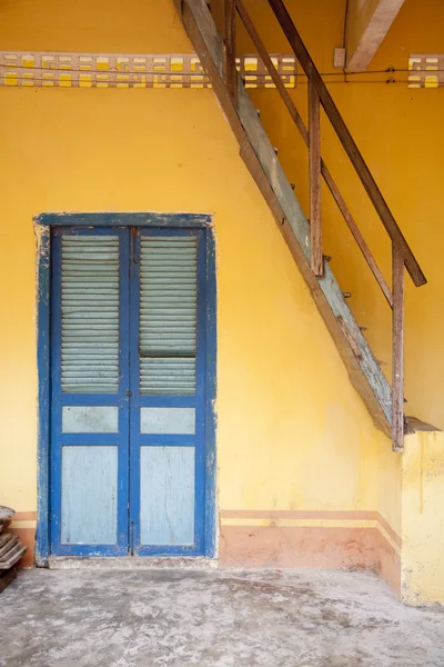 Porta del tempio blu a Bac Chu, il delta del Mekong, Vietnam — Foto Stock