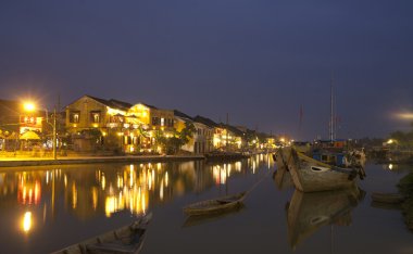 Hoi bir şehir gece görünümü