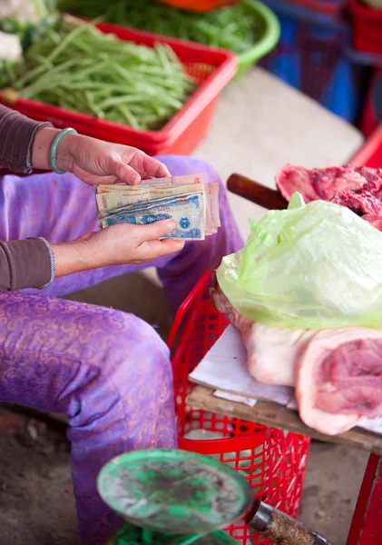 Vietnamesische Verkäuferin zählt ihr Geld — Stockfoto