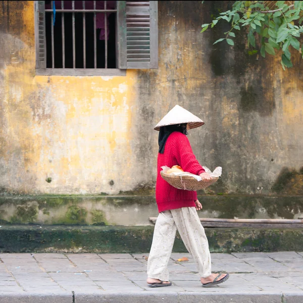 Penjual Vietnam berjalan di jalanan — Stok Foto