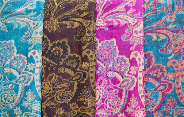 Вьетнамские шарфы в магазине
