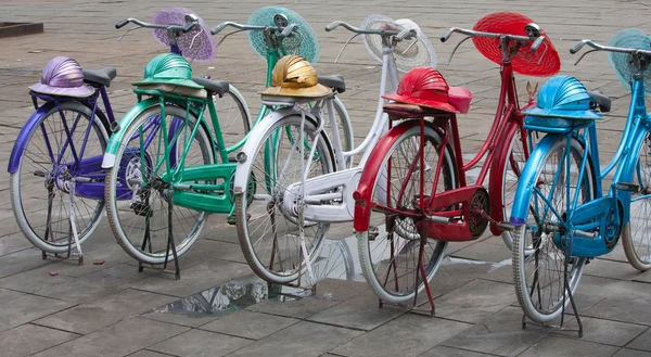 Traditional Indonesian bicylces with colonial helmets in Jakarta, Indonesia — Stock Photo, Image