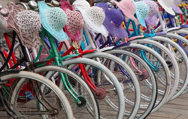 Traditional Indonesian bicylces with colonial helmets in Jakarta, Indonesia — Stock Photo, Image