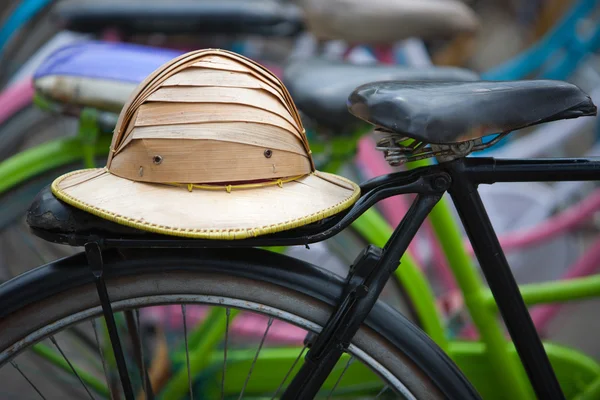Bicicletas tradicionales indonesias con cascos coloniales en Yakarta, Indonesia —  Fotos de Stock