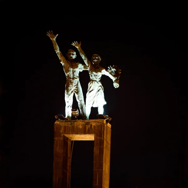 Estatua de bienvenida en la Plaza Indonesia en Yakarta, Indonesia — Foto de Stock