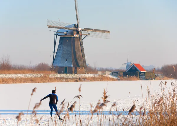 Holenderski zabytkowe wiatraki w kinderdijk — Zdjęcie stockowe