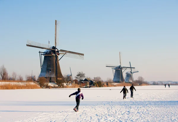 Moinhos de vento históricos holandeses em Kinderdijk — Fotografia de Stock