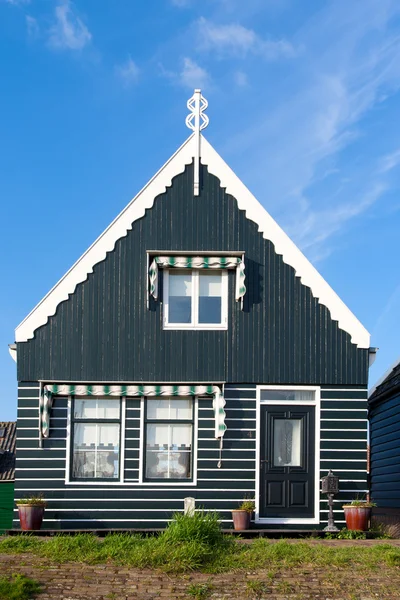 Houten huis op het eiland marken in Nederland — Stockfoto