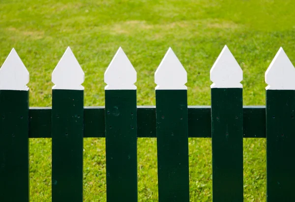 Green and white picket fence — Stock Photo, Image