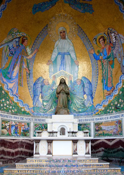 Capela externa da Basílica do Rosário em Lourdes, França — Fotografia de Stock