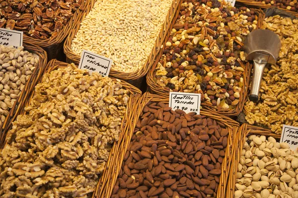 Vendedor de nozes no mercado de Boqueria em Barcelona, Espanha — Fotografia de Stock