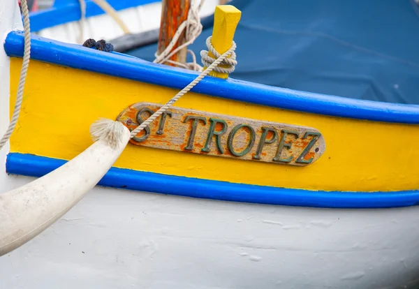 Fiske båt förtöjd i hamnen i St tropez — Stockfoto