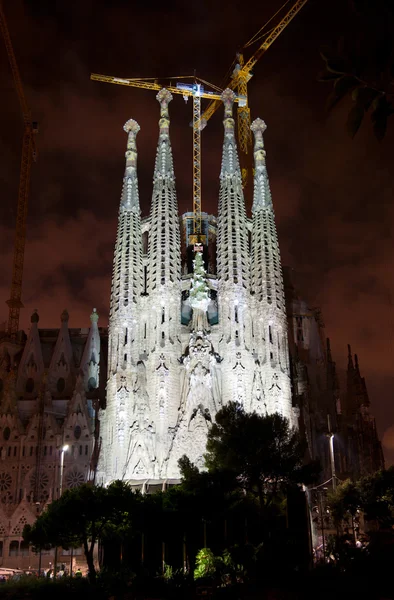 Sagrada familia Födelsefasaden nattetid — Stockfoto