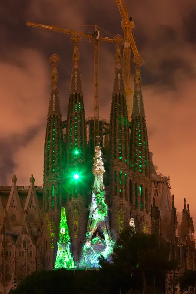 Multi media Visa ljus upp Gaudís Sagrada Familia i Barcelona — Stockfoto