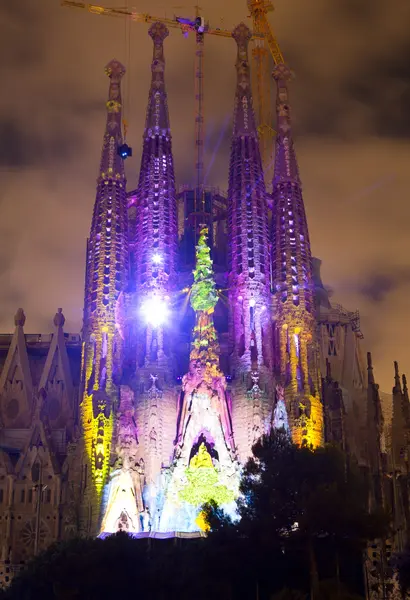 Multi média ukazují rozsvítit Gaudího Sagrada Familia v Barceloně — Stock fotografie