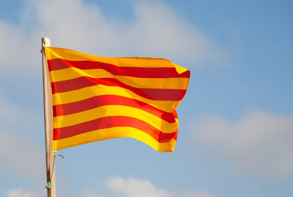 Bandeira da Catalunha, que consiste em quatro listras vermelhas sobre um fundo dourado — Fotografia de Stock