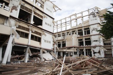 yogyakarta yakınındaki büyüklüğü 6.3 deprem tarafından tahrip binalar