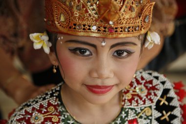 Genç Balili dansçı geleneksel balinese dans gerçekleştirdikten sonra poz