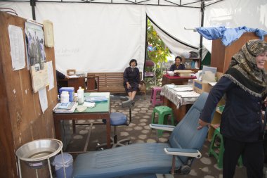 Yogyakarta, Endonezya - Ağustos 4, 2006: tıbbi bantul, Ağustos 4, yogyakarta yakın deprem sonrası yapılan kamp 2006 jetis yılında ilçede, bantul regency Endonezya