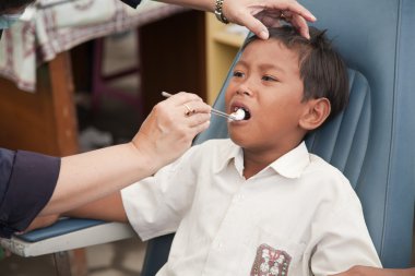 Yogyakarta, Endonezya - Ağustos 4, 2006: diş çıkarma tıbbi kampta yogyakarta yakınındaki Ağustos 4, 2006 yılında jetis district, bantul regency Endonezya