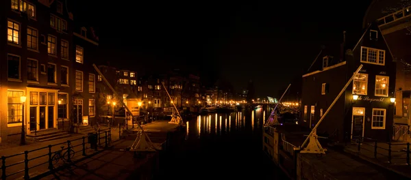 La "Oude Schans" di notte ad Amsterdam, Olanda — Foto Stock