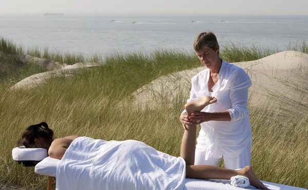 Massage in de duinen op het eiland ameland, Nederland — Stockfoto
