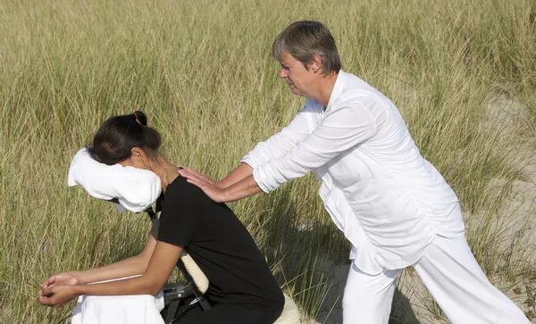 Stoelmassage in de duinen op het eiland ameland, Nederland — Stockfoto