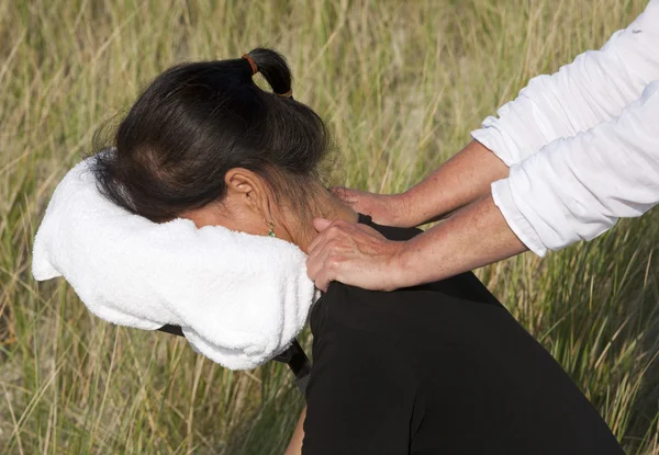 Massagem de cadeira nas dunas na ilha Ameland, Países Baixos — Fotografia de Stock