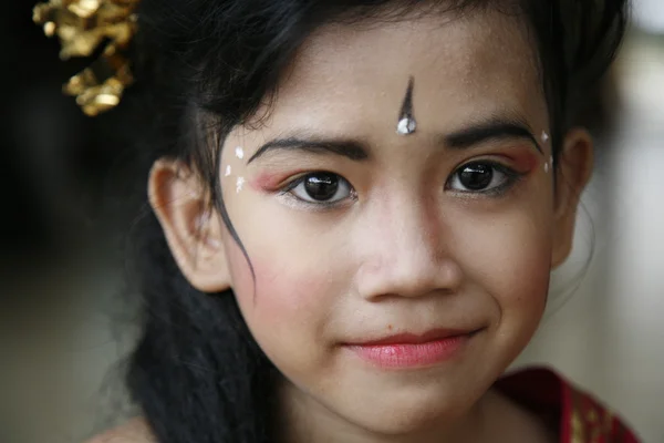 Genç Balili dansçı geleneksel balinese dans gerçekleştirdikten sonra poz — Stok fotoğraf