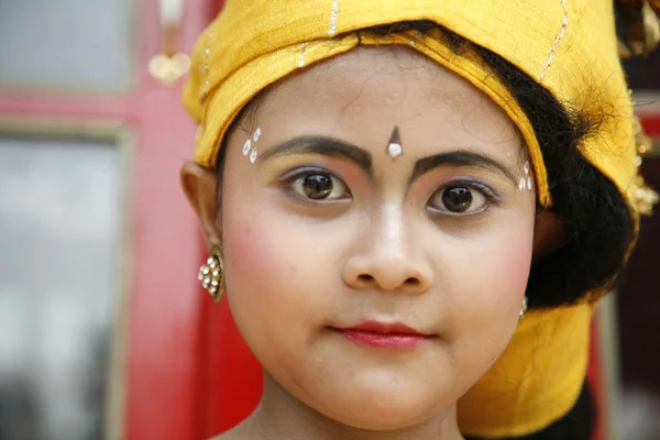 Jovem bailarina balinesa está posando depois de realizar sua dança balinesa tradicional — Fotografia de Stock