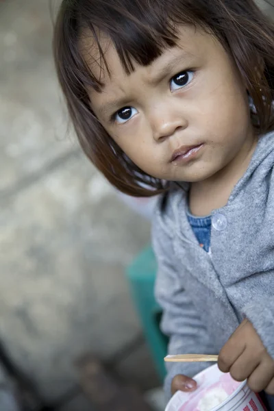 Young Indonesian girl enjoys ice cream on the street — Stock Photo, Image