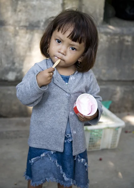 Young Indonesian girl enjoys ice cream on the street — Stock Photo, Image