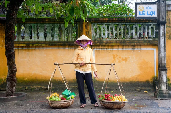 Vietnamese fruit seller — Stock Photo, Image