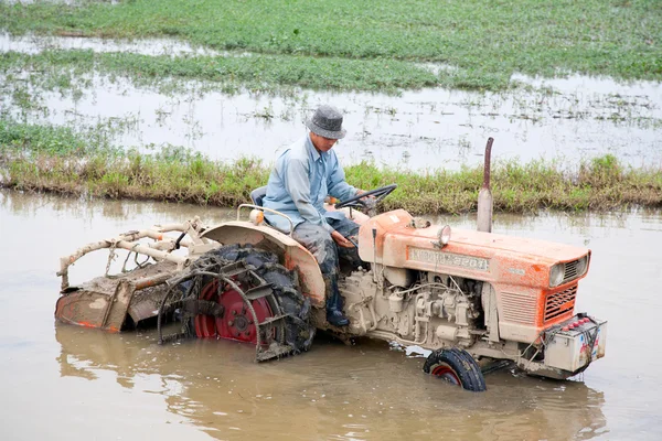 Vietnamský Farmář pracuje — Stockfoto