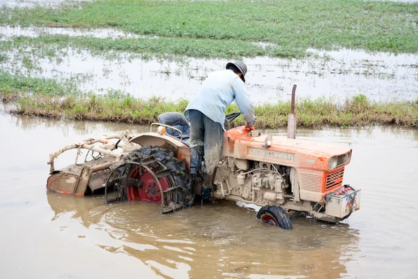 Vietnamský Farmář pracuje — Stockfoto