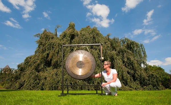 Gong utilisé pour la guérison sonore — Photo