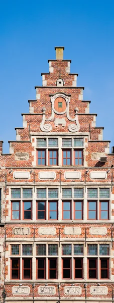 Fasáda domů na ulici graslei v Gentu, belgiu — Stock fotografie