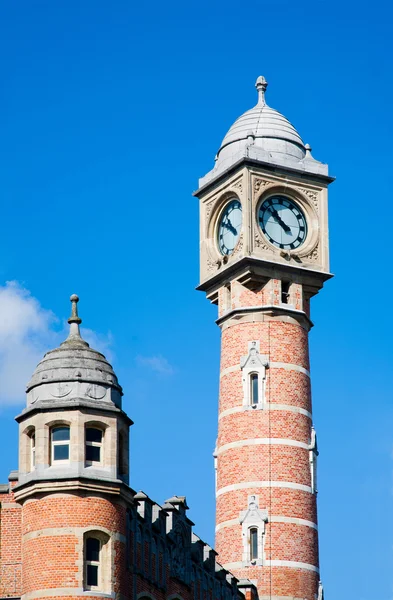 Torre del reloj de la estación ferroviaria de Sint-Pieter en Gante, Bélgica — Foto de Stock