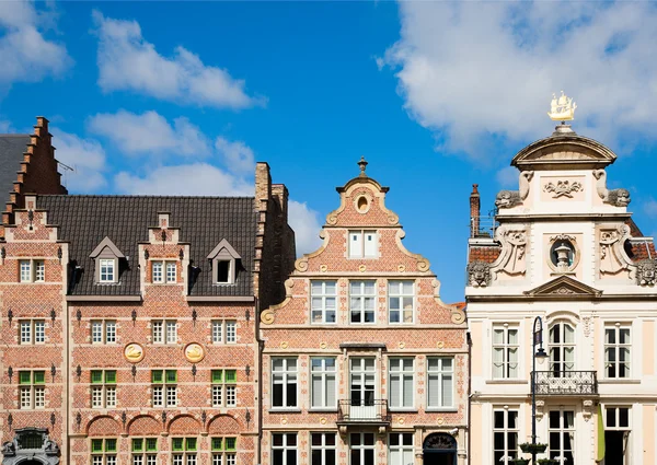 Fachada de casas ao longo da Graslei em Ghent, Belgiu — Fotografia de Stock