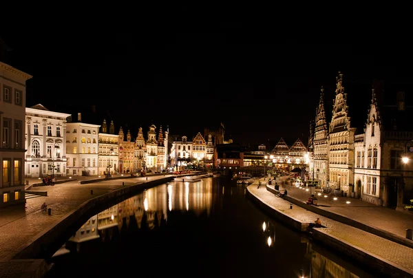 Fachada de casas a lo largo del Graslei en Gante, Bélgica — Foto de Stock