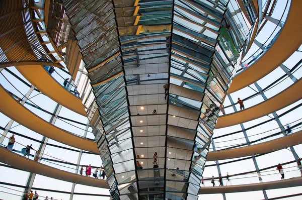 Dôme de verre du reichstag à Berlin — Photo