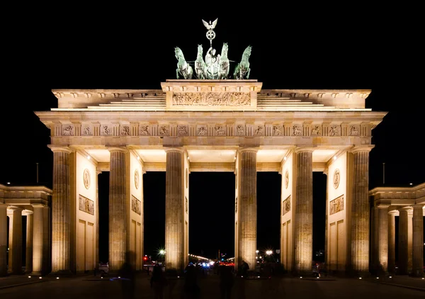 Porte de Brandebourg la nuit à Berlin — Photo