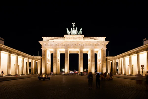 Porte de Brandebourg la nuit à Berlin — Photo