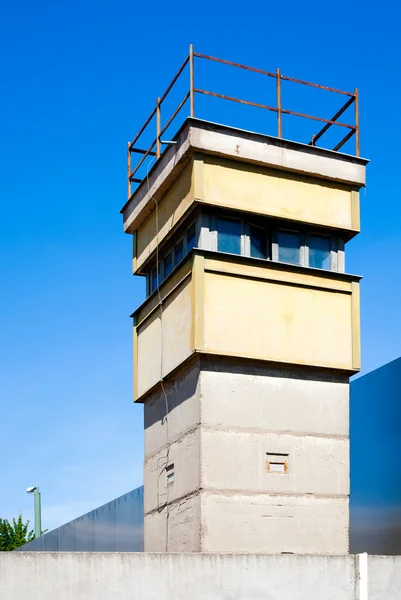 Vakten tornet vid Berlinmuren — Stockfoto