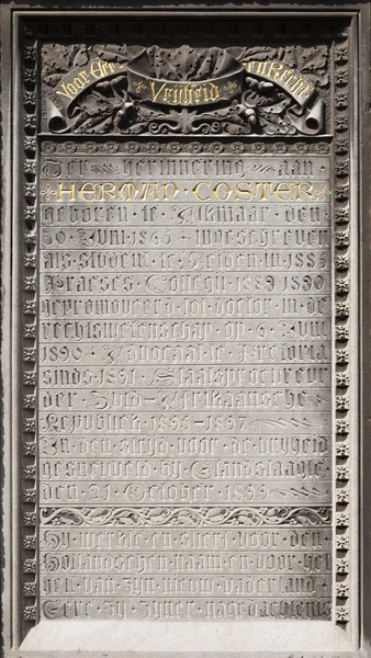 Deska na academiegebouw v Leidenu v paměti herman coster — Stock fotografie