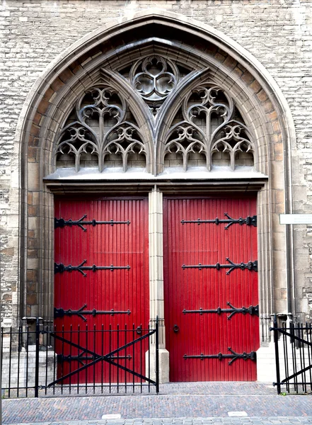 Rote Kirchentür — Stockfoto