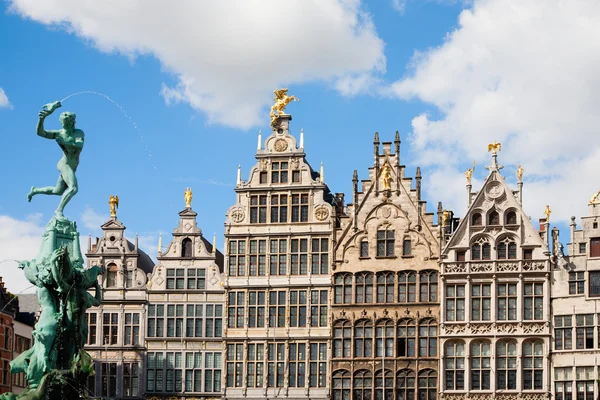 Budynkami cechów oraz najważniejsza w Antwerpii — Zdjęcie stockowe