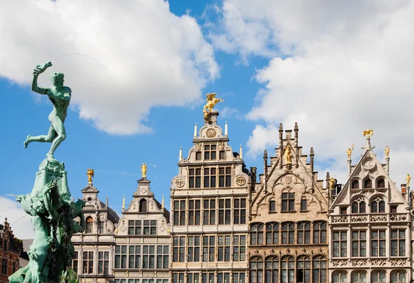 Budynkami cechów oraz najważniejsza w Antwerpii — Zdjęcie stockowe